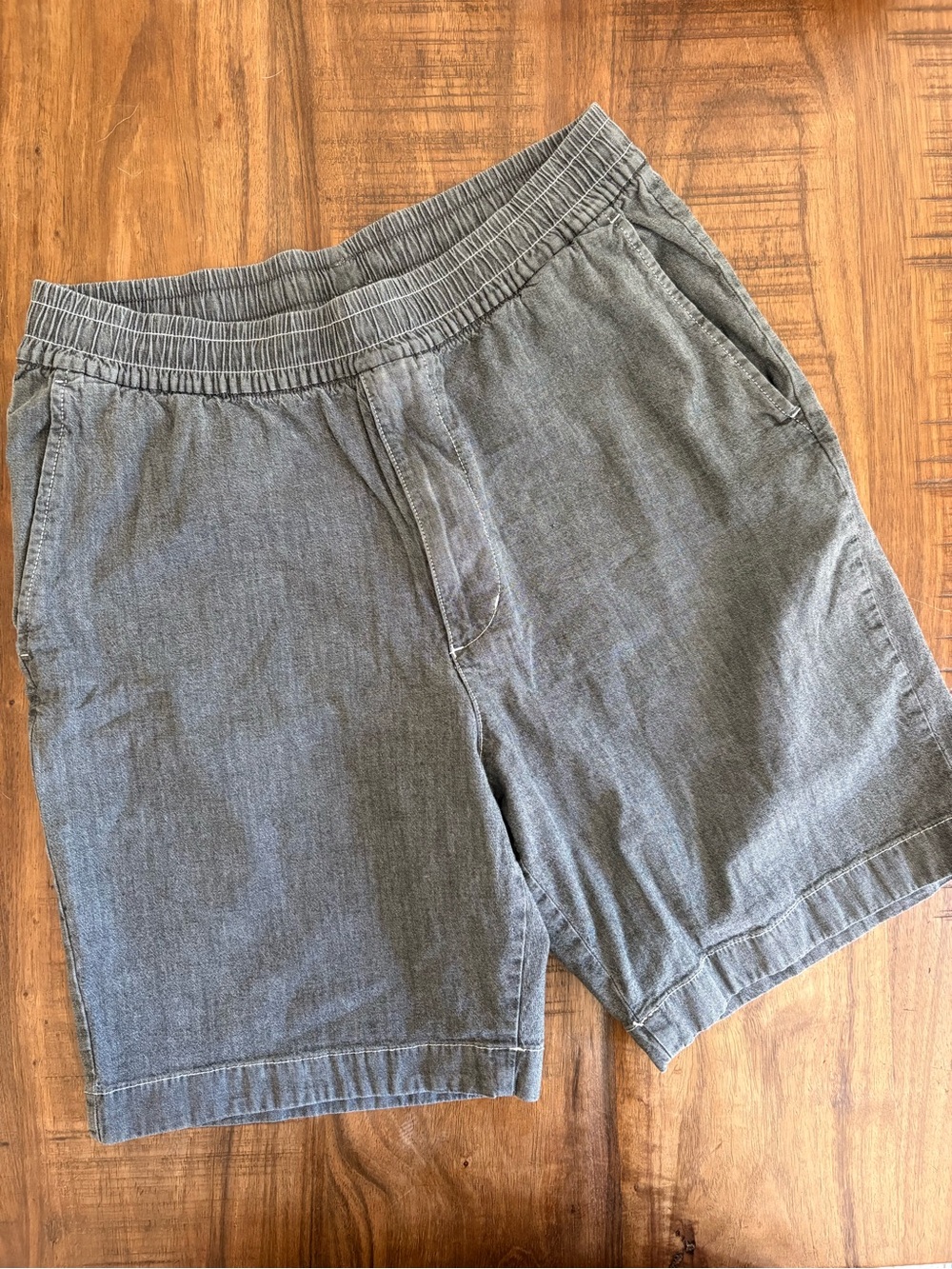 Uniqlo Men's Gray Flat-Front Elastic Waist Shorts